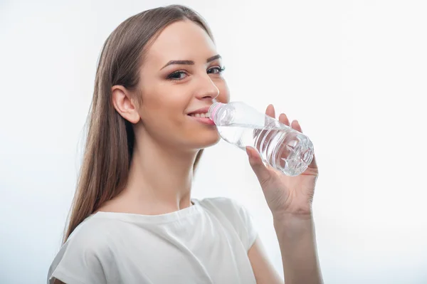 Beautiful healthy young woman is very thirsty — Stock Photo, Image