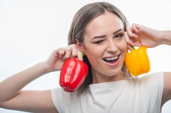 Jolie femme en bonne santé avec des poivrons savoureux colorés — Photo