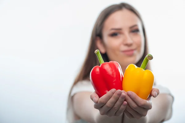 Glad frisk kvinna med färgade goda grönsaker — Stockfoto