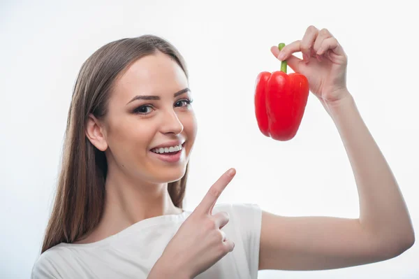 Ganska frisk flicka med röd välsmakande grönsak — Stockfoto