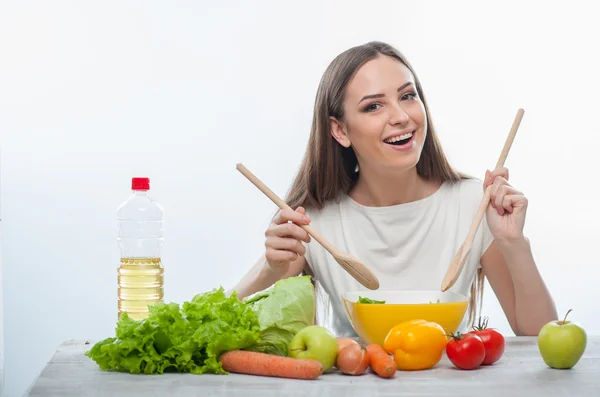 Hermosa chica joven está haciendo sabrosa comida — Foto de Stock