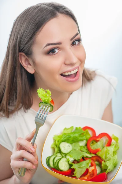 Mulher muito jovem está testando alimentos saudáveis — Fotografia de Stock