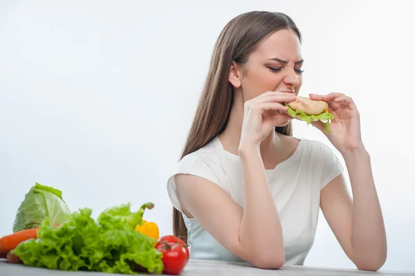 Vacker ung flicka äter onyttig mat — Stockfoto