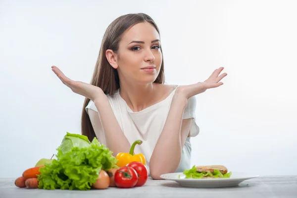 Bella giovane donna non sa cosa mangiare — Foto Stock