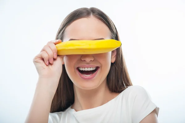 Mooie jonge vrouw speelt met vers fruit — Stockfoto