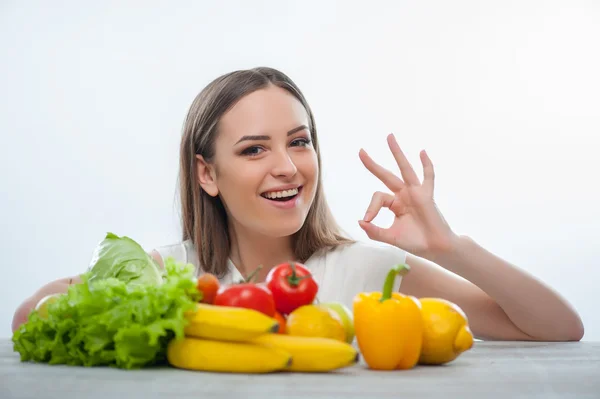 Jovencita alegre elige comer alimentos saludables — Foto de Stock