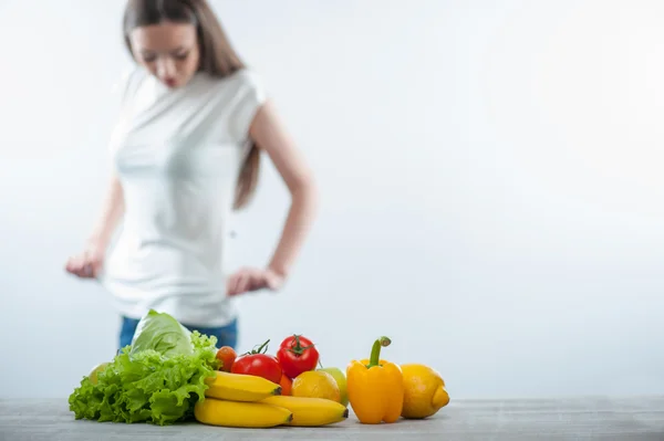 Mooie jonge meid is het kijken naar haar figuur — Stockfoto