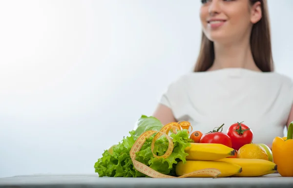 Pretty girl is standing near healthy food — Stock Photo, Image