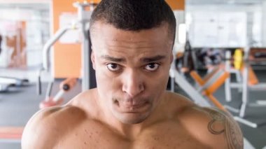 genç sporcu spor salonunda egzersiz uyum