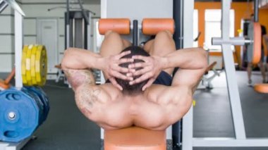 yakışıklı ağır sporcu spor salonunda egzersiz