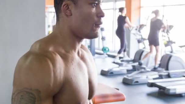 Zwaar gewicht sportman is opleiding met halters — Stockvideo