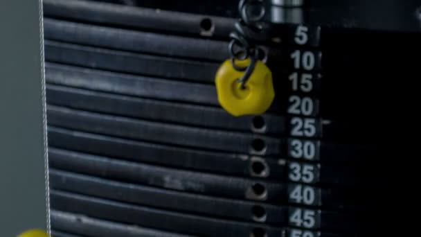 Equipo negro de metal para hacer ejercicio en el gimnasio — Vídeos de Stock