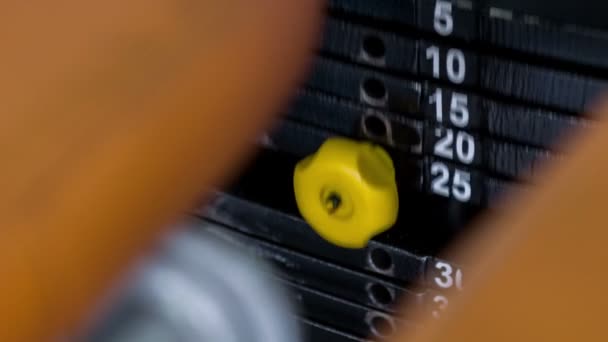 Sportman is opleiding zijn benen in de sportschool — Stockvideo