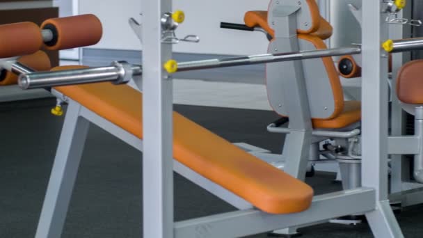 Αθλητικός εξοπλισμός σιδήρου στο γυμναστήριο για πραγματική αθλητικός τύπος — Αρχείο Βίντεο