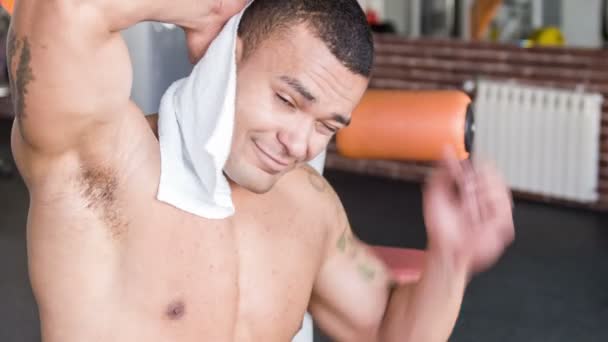 체육관에서 운동 후 매력적인 젊은 스포츠맨 — 비디오