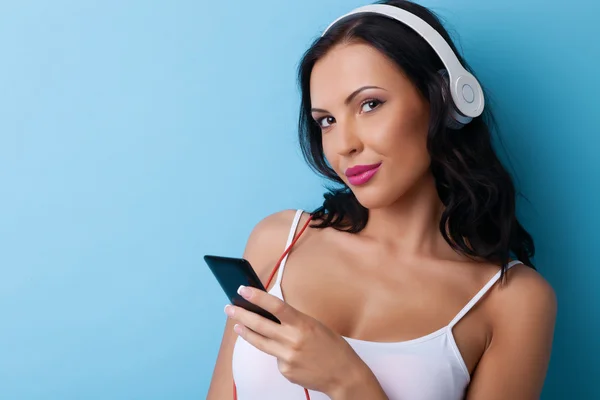 Hermosa joven con auriculares es relajante — Foto de Stock