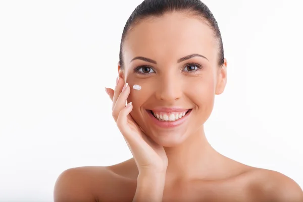 Beautiful young woman is enjoying skin care — Stock fotografie