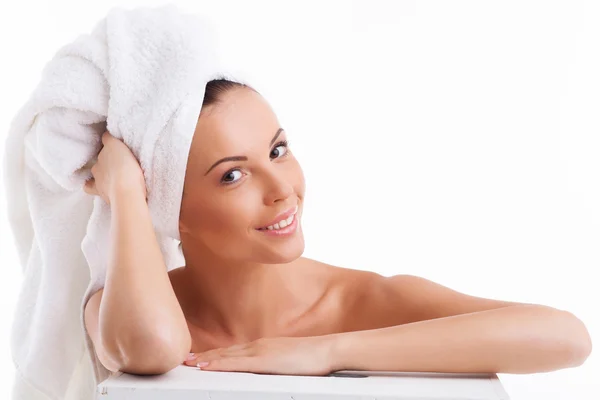 Beautiful young girl is relaxing after shower — ストック写真