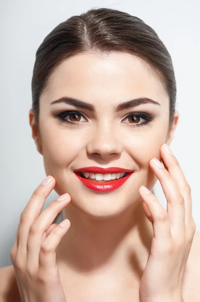 Atractiva joven mujer está presentando su maquillaje — Foto de Stock