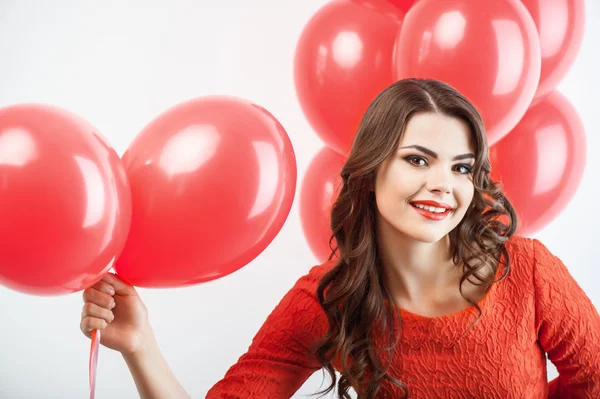 Mulher bonita em vestido vermelho está dando presente — Fotografia de Stock