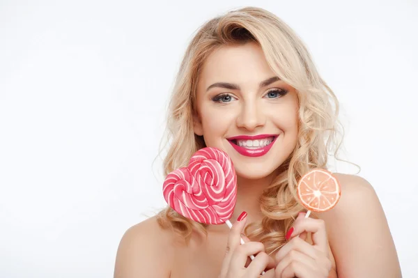 Schöne junge Mädchen mit süßen farbigen Bonbons — Stockfoto