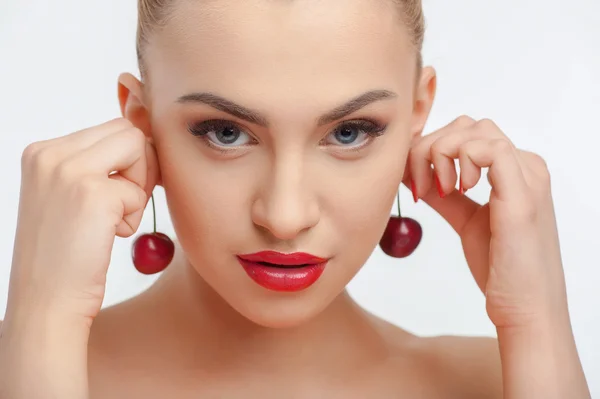 Jovem atraente com cereja apetite vermelho — Fotografia de Stock