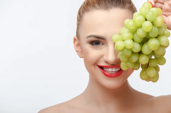 Beautiful young girl is making fun with fruit — 스톡 사진