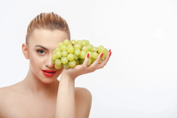 Attractive young woman with green fresh grape — 图库照片
