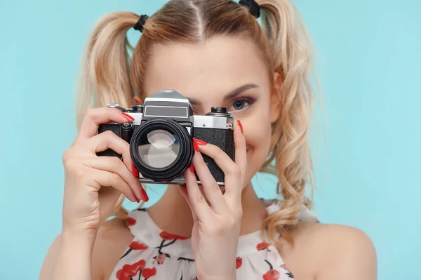 Beautiful young girl is making interesting photograph — Stockfoto