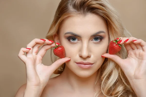 Attractive young woman with red sweet berry — Stock fotografie