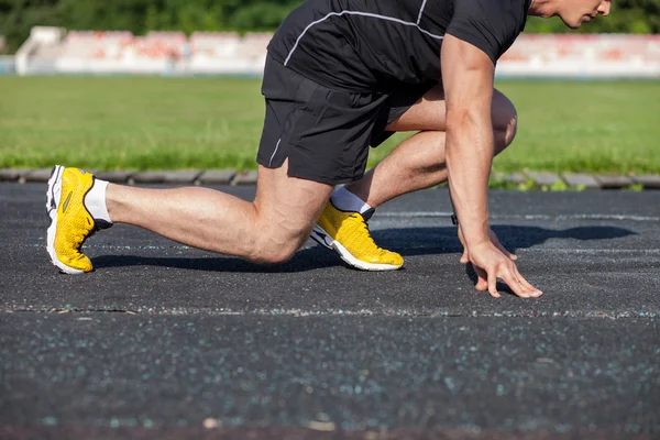 Guapo joven atleta está listo para empezar a correr — Foto de Stock