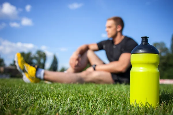 Young fit sportsman is relaxing after training — Stock Photo, Image
