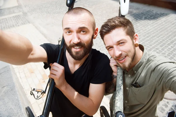 Fröhliche junge Freunde machen Selfie in der Stadt — Stockfoto