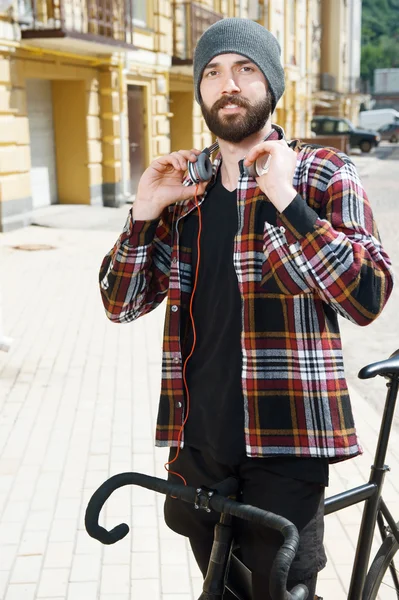 Attractive young hipster guy is traveling across his town — Stockfoto