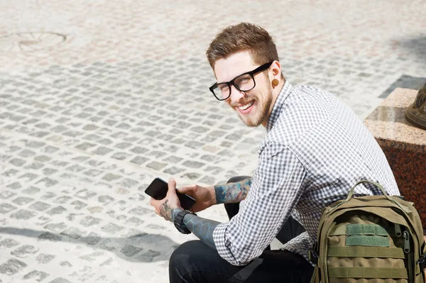 Attractive young tourist with backpack is traveling — Stockfoto