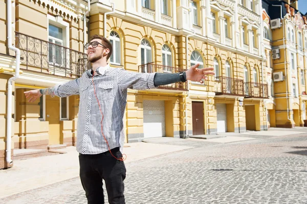 Красивий молодий чоловік з навушниками насолоджується життям — стокове фото