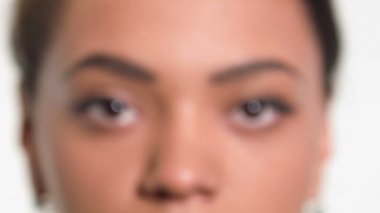 çerçeveye bakan güzel kadın