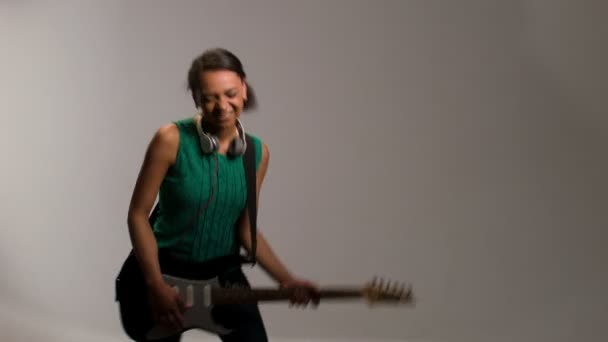 Прекрасная женщина играет на гитаре и слушает музыку — стоковое видео