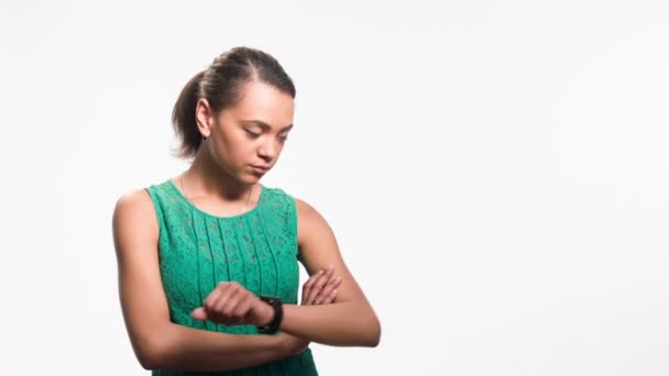 Young black woman looking at her watch and experiencing — 图库视频影像