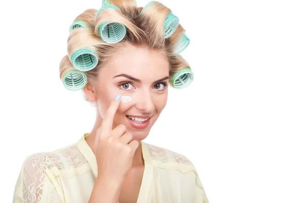 Atraente jovem dona de casa saudável está fazendo maquiagem — Fotografia de Stock