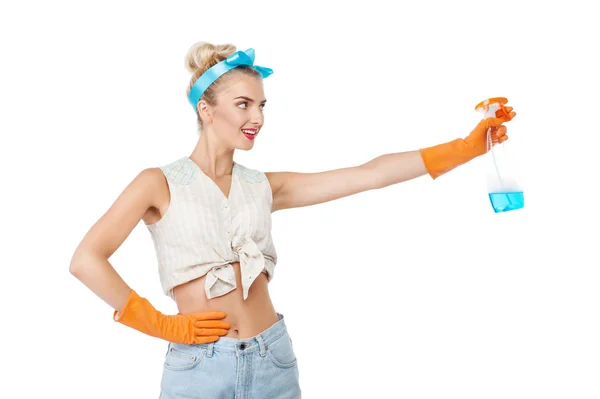 Schöne junge blonde Hausfrau macht Hausarbeit — Stockfoto
