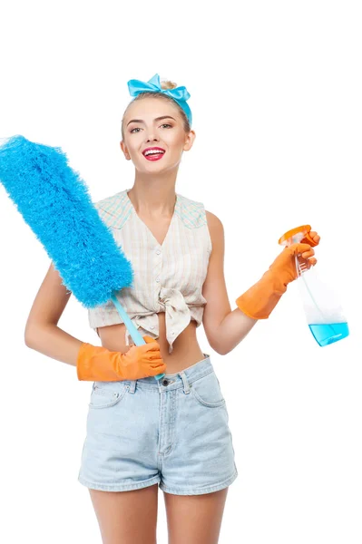 Alegre joven saludable mujer está haciendo tareas domésticas — Foto de Stock