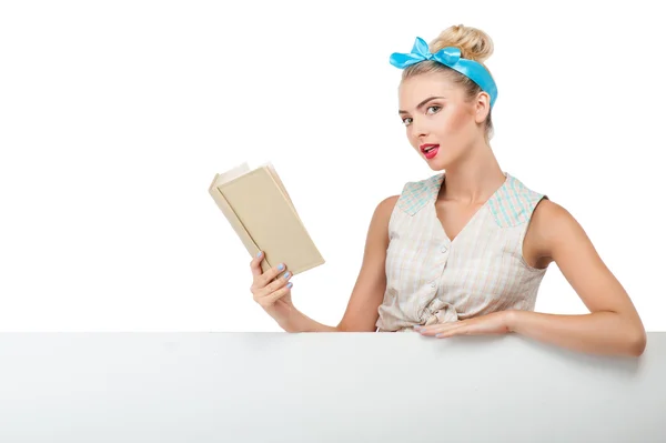 Jovem atraente está lendo literatura interessante — Fotografia de Stock