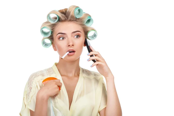 Pretty young woman is talking on telephone and smoking — Stock Photo, Image