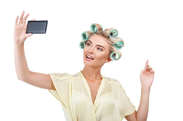 Beautiful young housewife is photographing herself — Stock Photo, Image