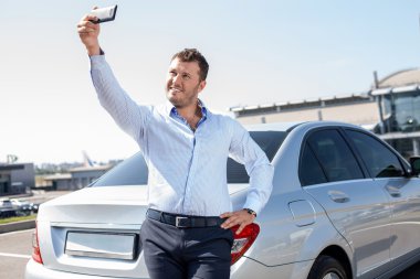 Yakışıklı genç kendini havaalanında fotoğraf çekimi