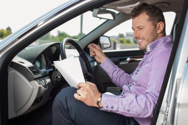 Çekici genç işadamı onun Ulaştırma çalışıyor