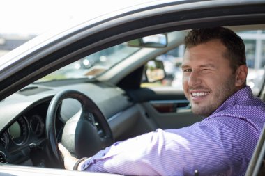 Yakışıklı genç adam arabasını kullanıyor