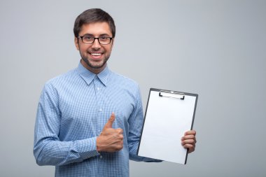 Çekici genç erkek Yöneticisi olumlu duygular ile