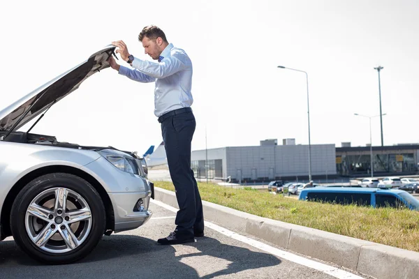 Neşeli genç işadamı Havaalanı'nın yakınlarında duruyor